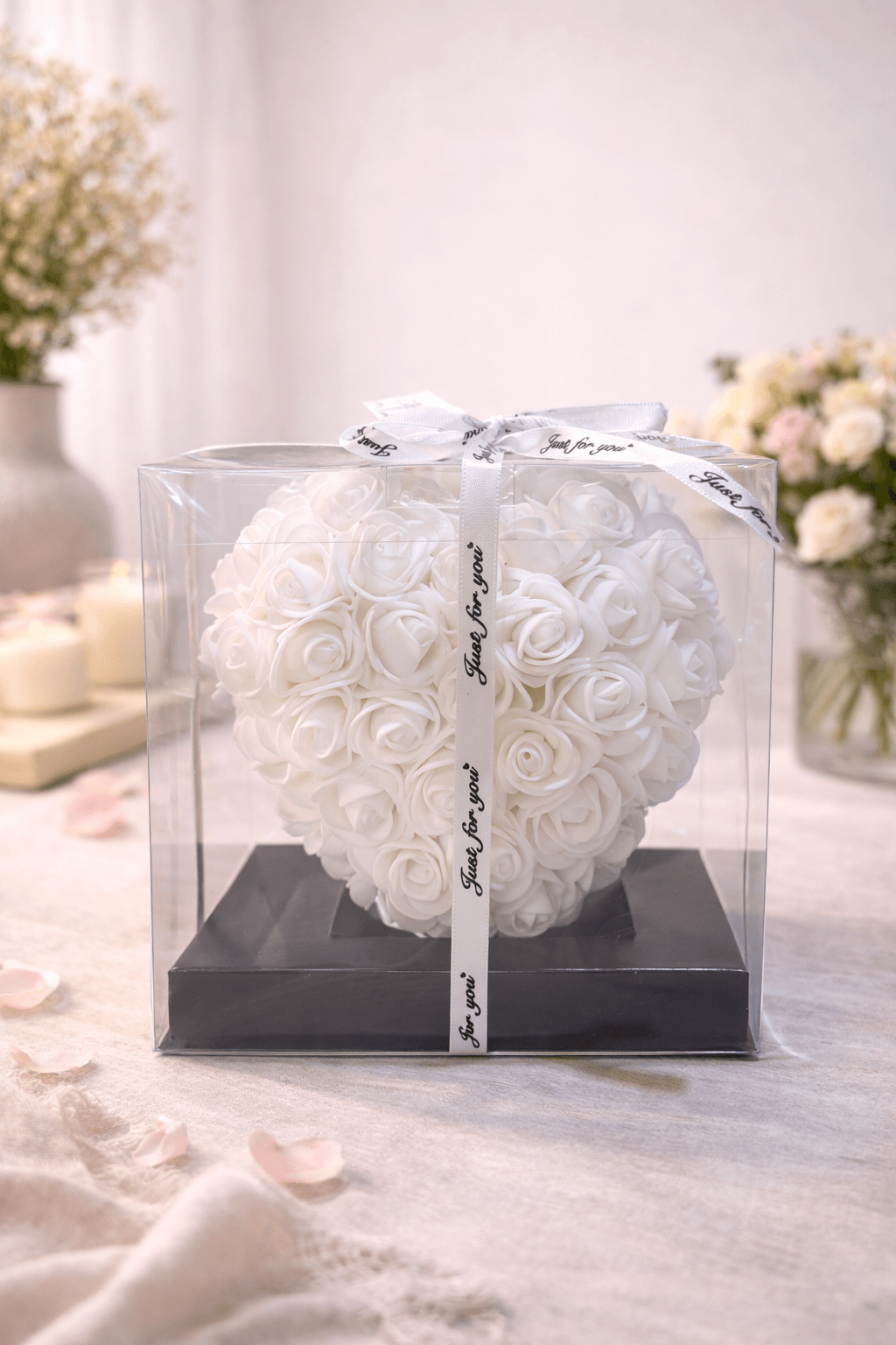 coeur blanc en fleurs artificielles