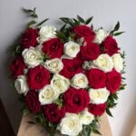 coeur de roses rouge et blanche