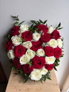 coeur de roses rouge et blanche