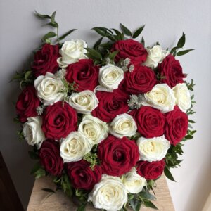 coeur de roses rouge et blanche