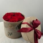 Bouquet de roses éternelles en boîte ronde