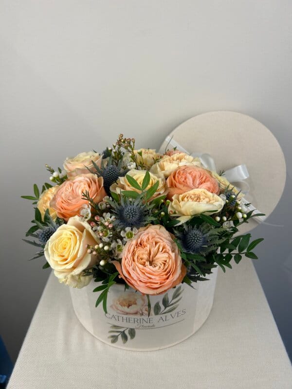 Bouquet de fleurs variées en boîte élégante