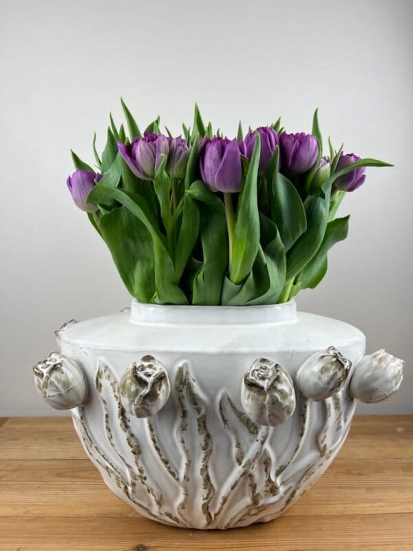 Tulipes violettes en vase céramique sculpté