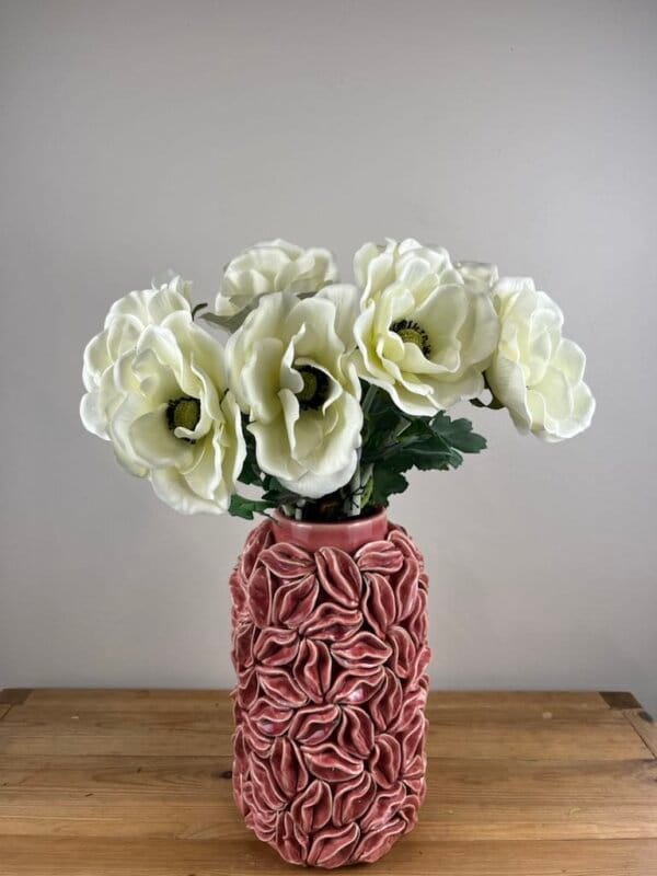 Anémones blanches en vase céramique rose sculpté