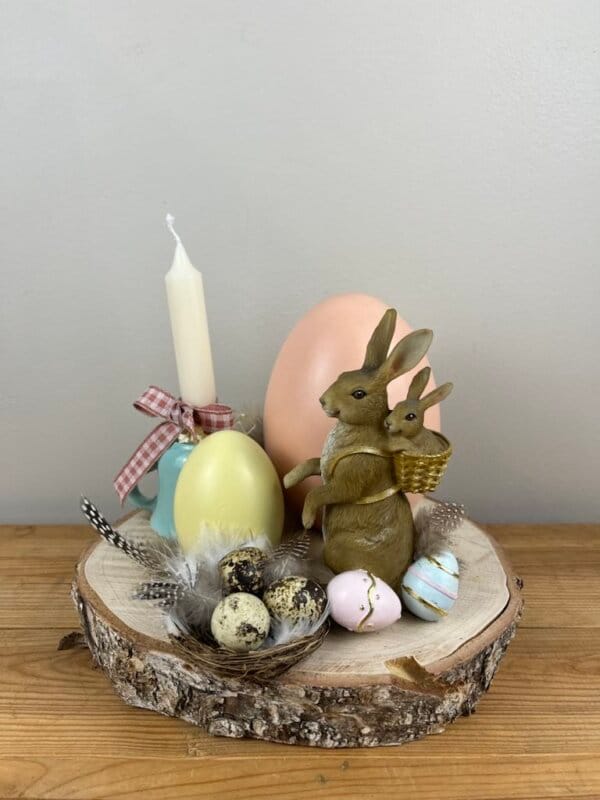 Composition de Pâques sur rondin de bois