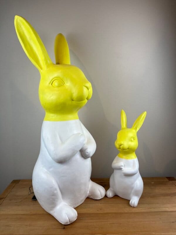 Duo de lapins en résine blanc et jaune