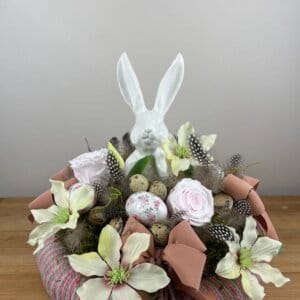Centre de table de Pâques avec lapin en céramique et fleurs pastel