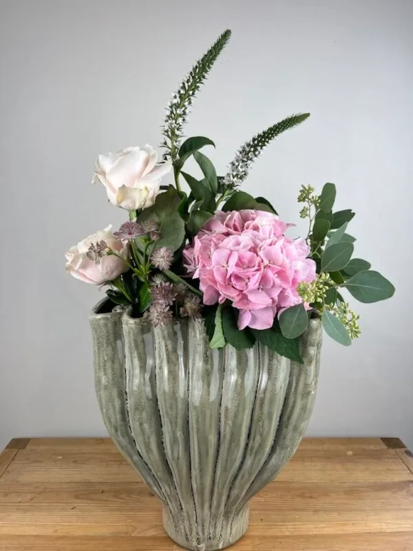 Composition florale romantique en vase céramique texturé