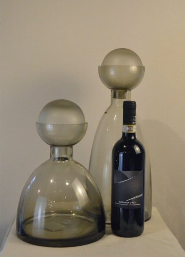 Carafe en verre gris